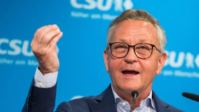 Der frühere Baywa-Chef Klaus Josef Lutz auf einer CSU-Veranstaltung im Jahr 2022. Lutz hat bislang sämtliche Vorwürfe im Zusammenhang mit der Schieflage der Baywa zurückgewiesen. (Archiv) (Foto: Peter Kneffel/dpa)