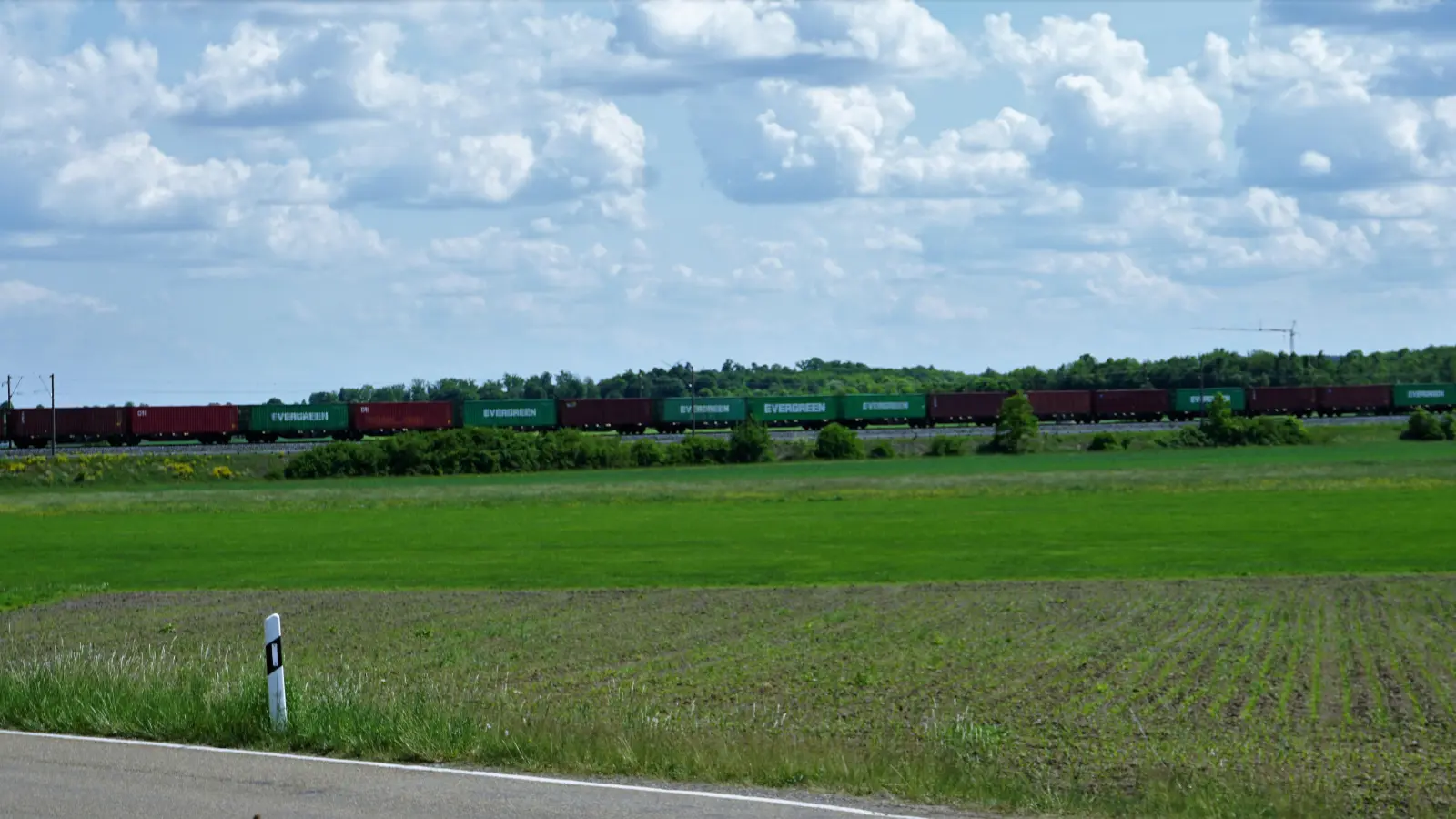 Das Gelände des Industrie-/Gewerbeparks Interfranken soll mit einem Güterbahnhof erschlossen werden. Jetzt wird ermittelt, mit welchen Umschlagmengen zu rechnen ist. (Archiv-Foto: Kai Schlichtermann)