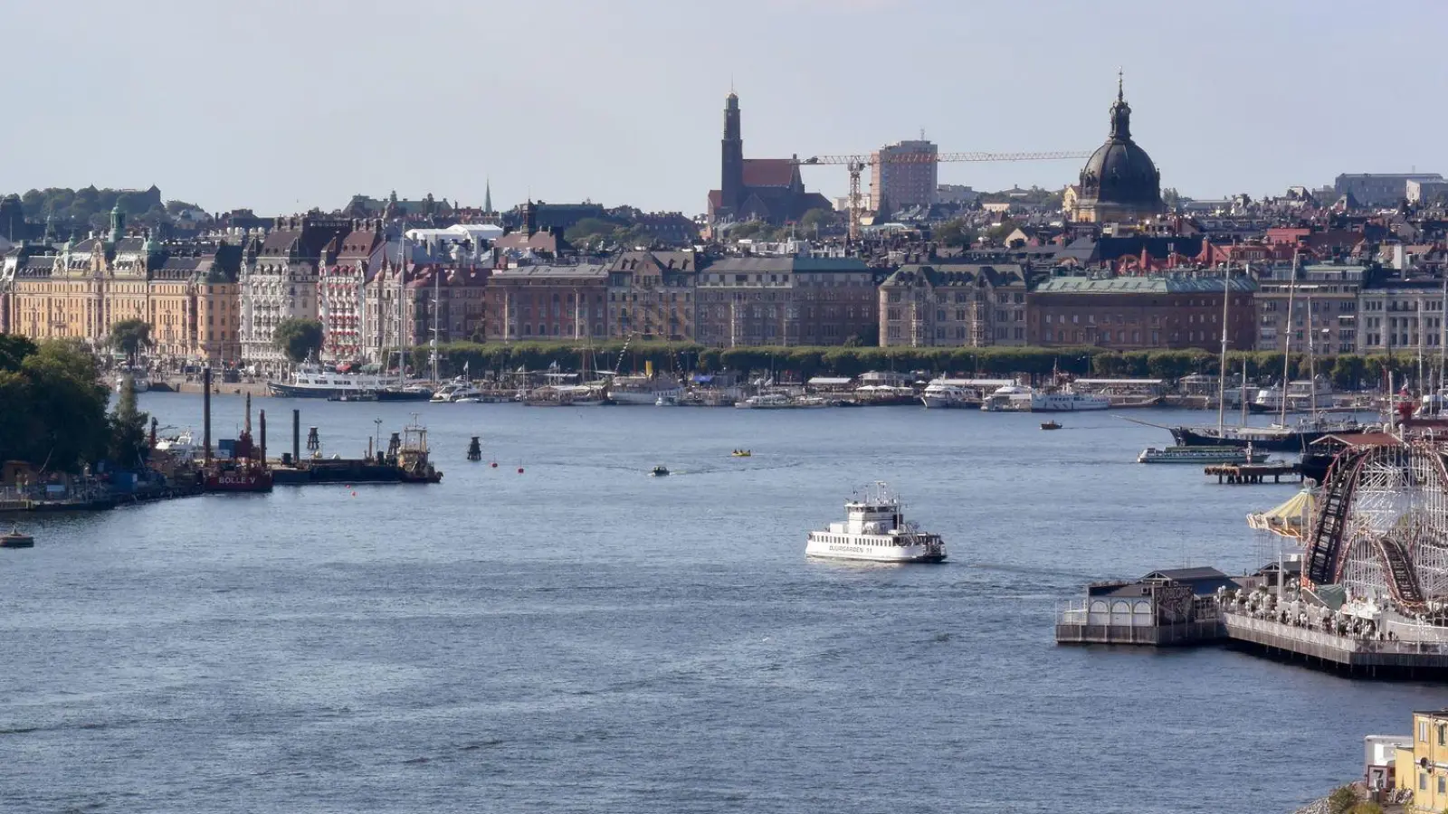 In Stockholm fahren diverse Fähren von zentralen Anlegestellen - zwischen den großen Inseln, auf denen die schwedische Hauptstadt liegt. Aber auch zu den entfernteren Schären.  (Foto: Holger Hollemann/dpa/dpa-tmn)