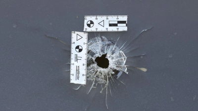 An dem Haus waren mehrere Einschusslöcher zu sehen. (Foto: Karl-Josef Hildenbrand/dpa)