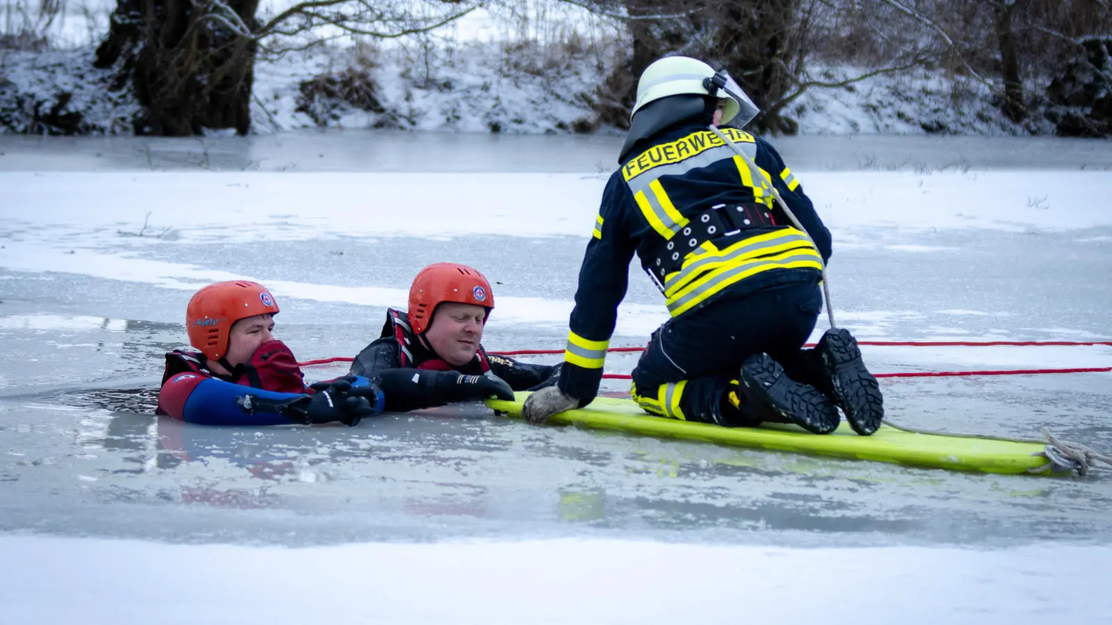 Auf verschiedene Weise näherten sich die Retter den Opfern und der Einbruchstelle im Eis. (Foto: Pierre Irmisch)