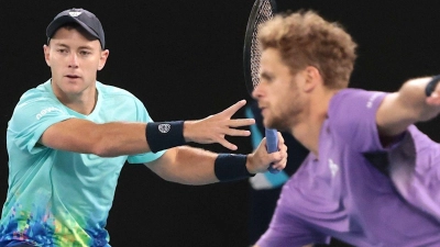 Dominik Koepfer (l) und Yannick Hanfmann haben das Doppel-Halbfinale in Melbourne verloren. (Foto: Frank Molter/dpa)