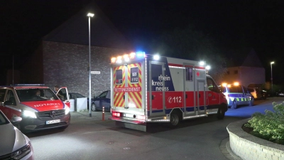 Einsatzwagen stehen am Ort der Schussabgabe in Rommerskirchen. Hier wurde ein 41-Jähriger schwer verletzt. (Foto: Vincent Kempf/dpa)