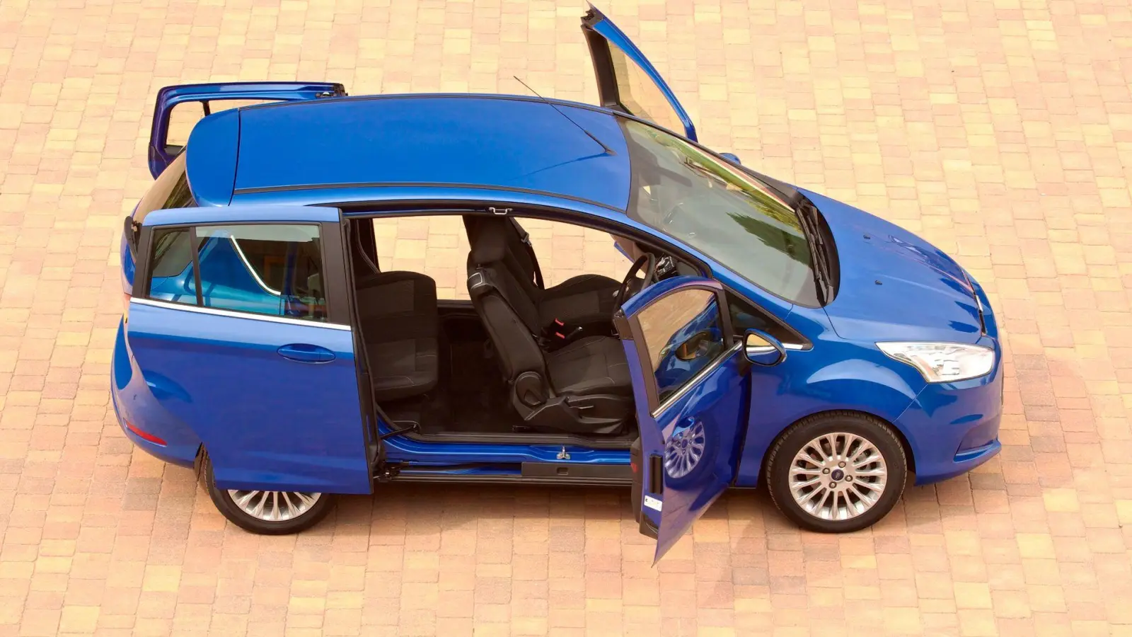 Offenherzig: Besserer Zugang in den Innenraum dürfte kaum möglich sein - wie steht es um die anderen Qualitäten des Ford B-Max? (Foto: Ford/dpa-tmn)