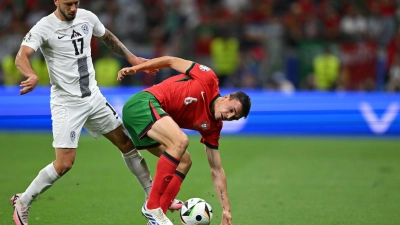 Galt bereits als Bayern-Kandidat: Portugals Joao Palhinha (r). (Foto: Arne Dedert/dpa)