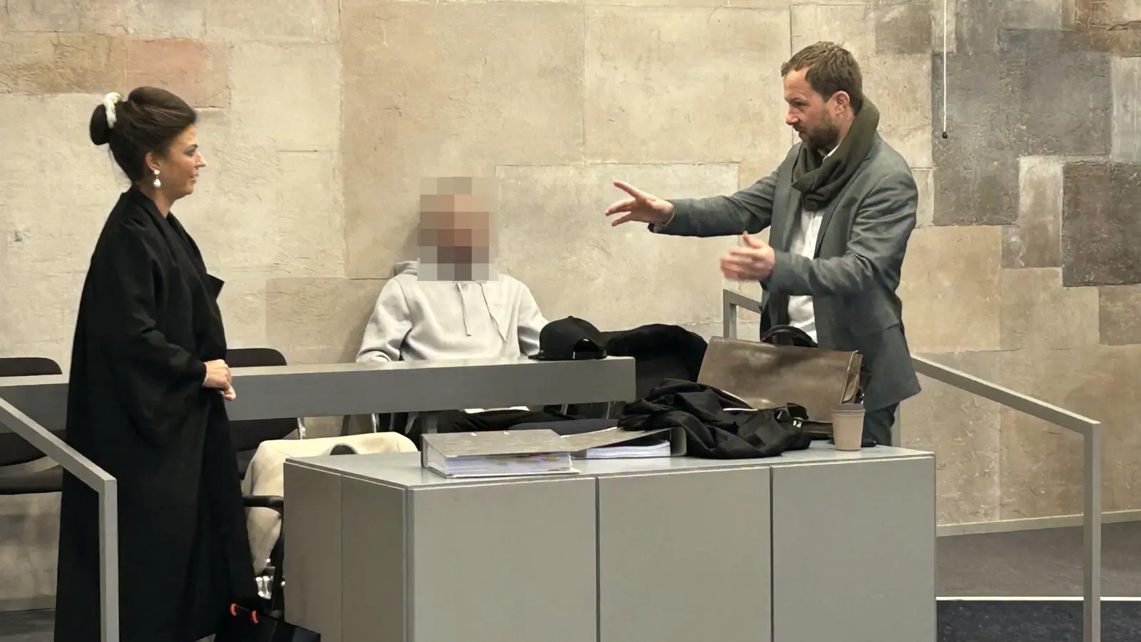 In einem anderen Fall hatte ein Mann aus Leutershausen seine Nachbarin im Streit mit seinem VW-Bus angefahren und stand 2025 ebenfalls vor Gericht. Hier ist er mit seinen beiden Anwälten Felizitas Katerla und Martin Gelbricht vor Beginn des ersten Verhandlungstages zu sehen. (Archivbild: Florian Pöhlmann)