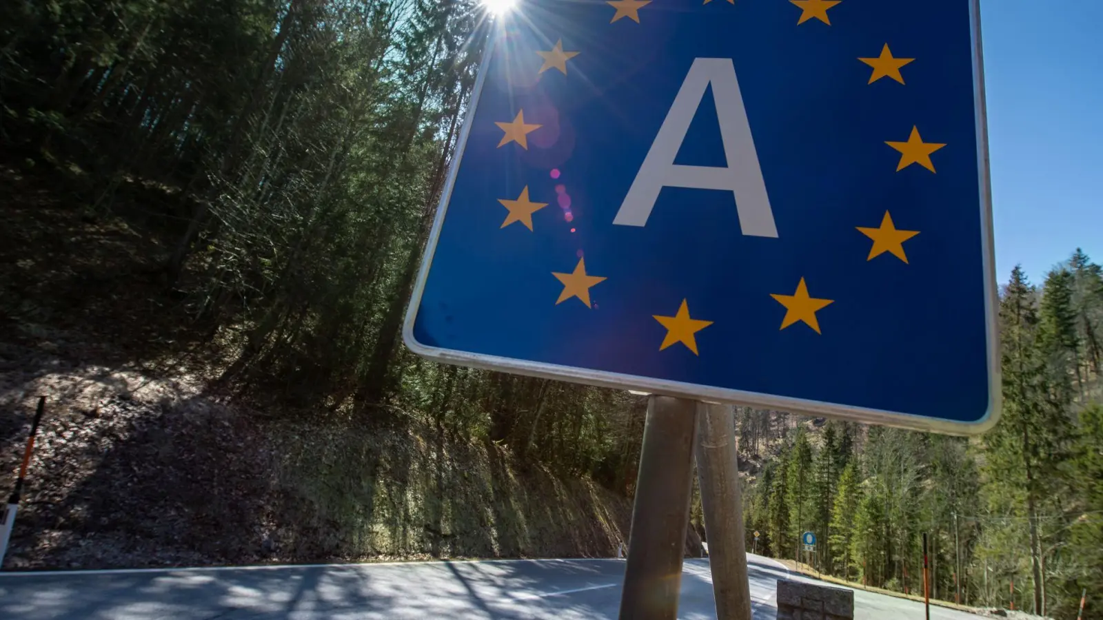 Die neue Buslinie soll den Achenpass vom Individualverkehr entlasten. (Archivbild)   (Foto: Peter Kneffel/dpa)