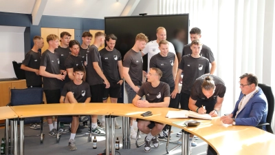 „Ein Tag für die Geschichtsbücher“: Nach dem Aufstieg der ersten Mannschaft des FC/DJK Burgoberbach in die Bezirksliga lud Bürgermeister Gerhard Rammler zum Eintrag ins Goldene Buch der Gemeinde ein. (Foto: Alexander Biernoth)