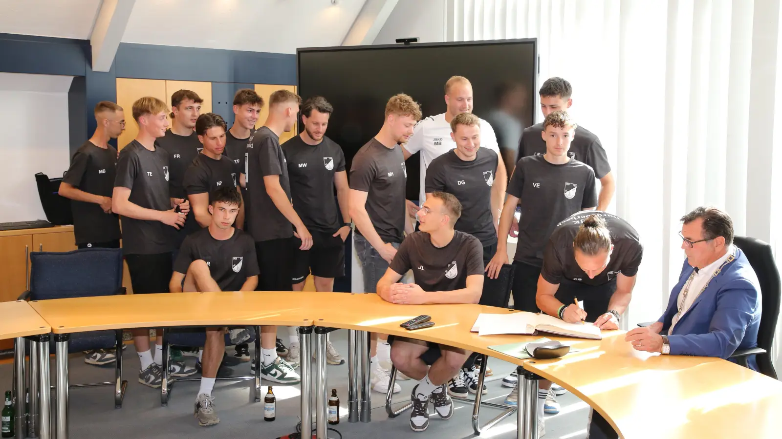 „Ein Tag für die Geschichtsbücher“: Nach dem Aufstieg der ersten Mannschaft des FC/DJK Burgoberbach in die Bezirksliga lud Bürgermeister Gerhard Rammler zum Eintrag ins Goldene Buch der Gemeinde ein. (Foto: Alexander Biernoth)