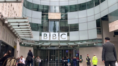 Die britische Rundfunkanstalt BBC steckt in einer Krise. (Archivbild) (Foto: Christoph Meyer/dpa)