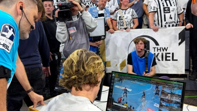 Die Überprüfung der letzten Szene des Derbys sorgte beim THW Kiel für Ärger und Unverständnis. (Foto: Frank Molter/dpa)