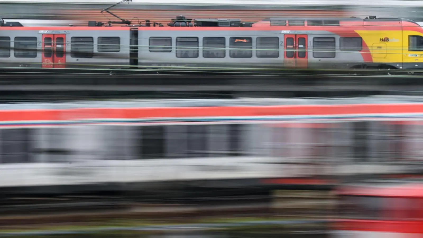 Bahnreisende auf der Strecke zwischen München und Mühldorf am Inn müssen in den Sommerferien auf Busse umsteigen. (Illustration)  (Foto: Arne Dedert/dpa)