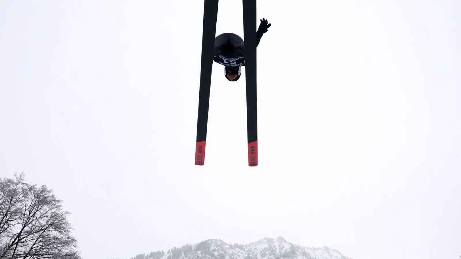 Das deutsche Team um Andreas Wellinger verpasste beim Skifliegen in Oberstdorf das Podest. (Foto: Karl-Josef Hildenbrand/dpa)