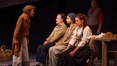 Julia Lirić will ihr Hab und Gut zu Lebzeiten gerecht verteilen, was unheilvolle Folgen hat – eine Szene aus „Die Erbschaft” mit Léonie Thelen, Thomas Weber, Leonard Graeber, Maike Frank und Dirk Waanders (von links). (Foto: Ludwig Olah)