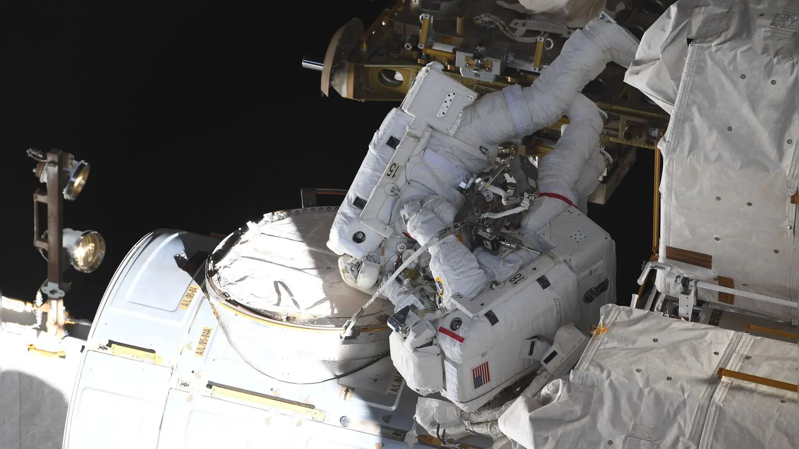 Matthias Maurer (oben), deutscher ESA-Astronaut, und Raja Chari, US-amerikanischer NASA-Astronaut, arbeiteten 2022 während eines Außeneinsatzes an der Raumstation ISS.  (Symbolbild) (Foto: NASA/ESA/dpa)