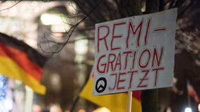 An einigen Schulen sind Flyer aufgetaucht. (Foto: Bernd von Jutrczenka/dpa)