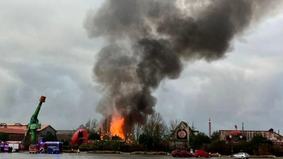 Ein Brand an einer Traktorbahn hat voraussichtlich zu einem Millionenschaden geführt. (Foto: Cindy Riechau/dpa)