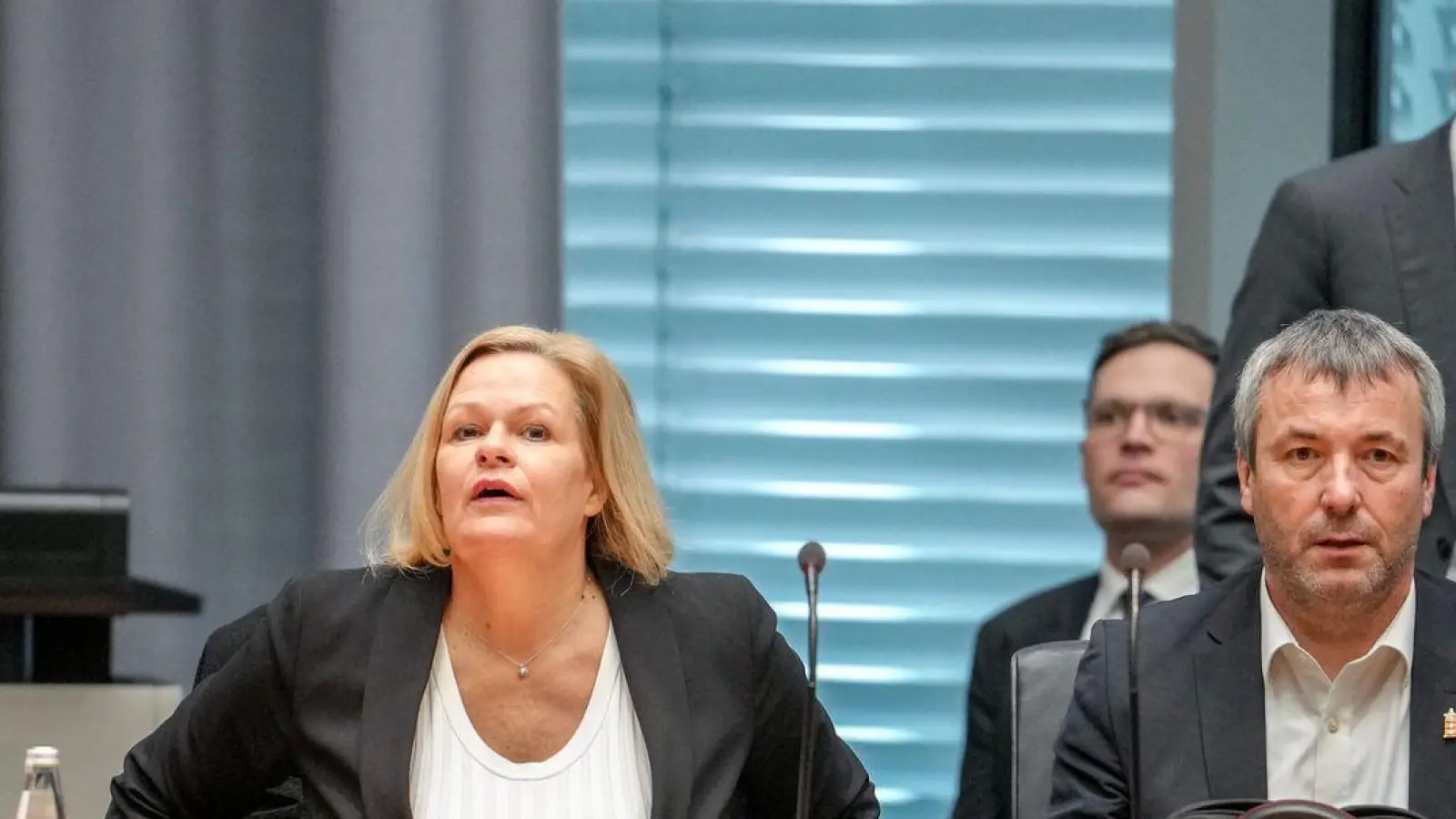 Die Mitglieder des Innenausschusses im Bundestag wollen sich diese Woche zu einer Sondersitzung treffen, in der es um den Anschlag in München gehen soll (Archivbild).  (Foto: Kay Nietfeld/dpa)