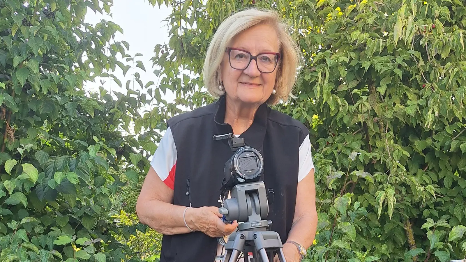 Steht leidenschaftlich gern hinter der Kamera und leitet seit über 24 Jahren den Film- und Videoclub Ansbach: Anni Bergauer. (Foto: H.P. Bergauer)