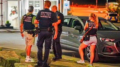 Ermittler der Polizei stehen am Einsatzort. (Foto: Enrique Kaczor/dpa)