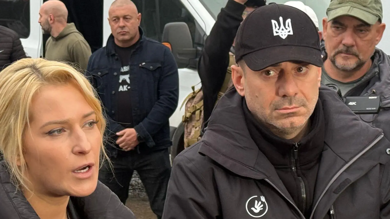 Die Menschenrechtsbeauftragten von Russland, Jana Lantratowa (l), und der Ukraine, Dmytro Lubinez (M, schwarze Kappe), können sich auch künftig weitere gemeinsame Hilfsaktionen vorstellen. (Foto: Ulf Mauder/dpa)