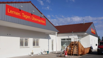 Wo einst die Logos eines Kleidungs- und eines Lebensmittel-Discounters prangten, hat die DLRG bereits ihre Schriftzüge fürs Schulungszentrum angebracht. (Foto: Andreas Reum)