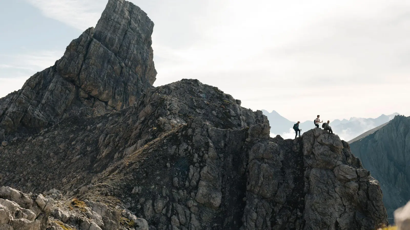 Mitunter eine Gratwanderung: Wandern auf dem Arlberg Trail. (Foto: Arlberg Marketing GmbH/dpa-tmn)