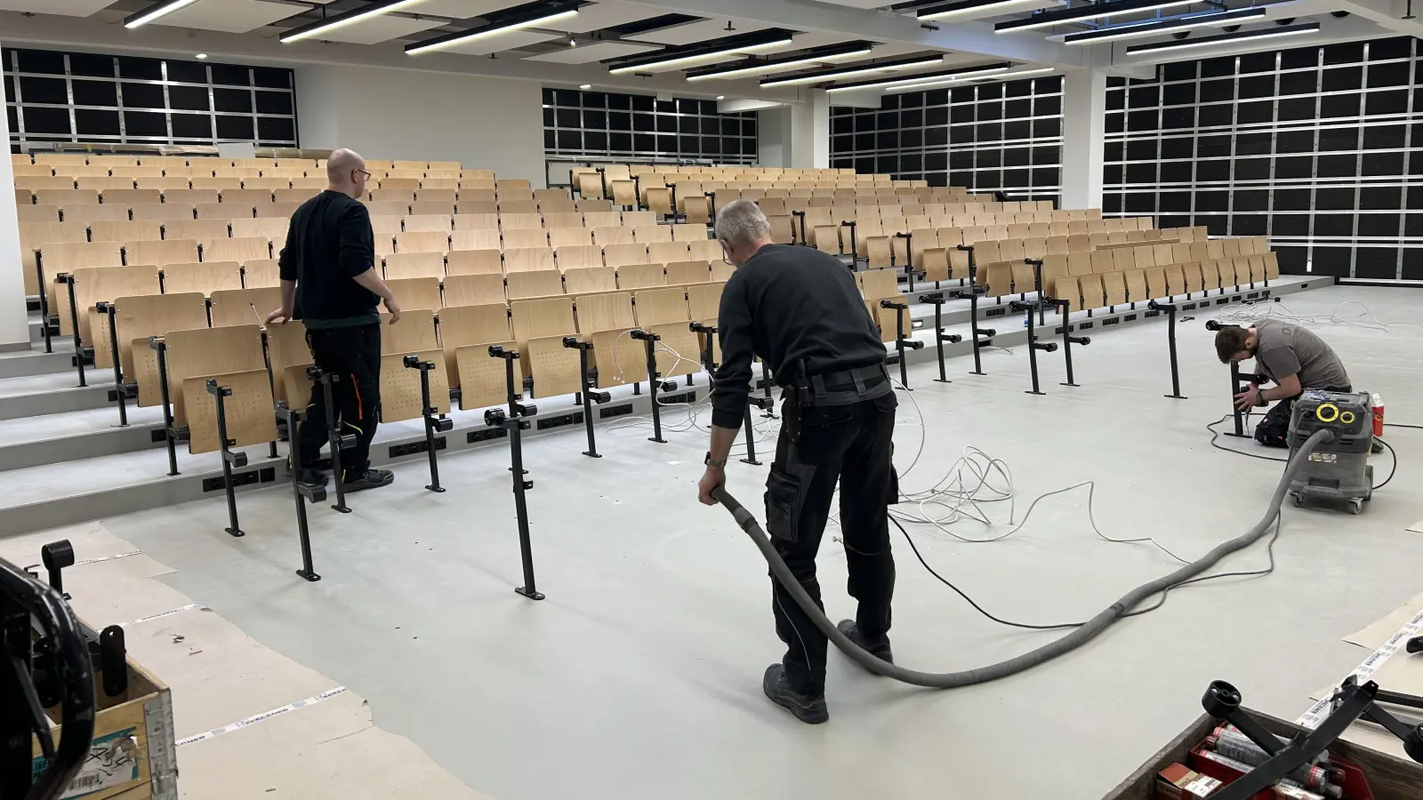 Auch im 450 Quadratmeter großen Audimax wurde bis zuletzt kräftig gewerkelt, um den Einzugstermin zu halten. (Foto: Florian Pöhlmann)