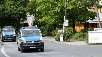 Der Mann soll sich noch während seines Ausgangs ins Ausland abgesetzt haben. Seit Sonntag ist er wieder in der Forensischen Psychiatrie in Erlangen untergebracht.  (Foto: Daniel Löb/dpa)