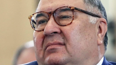 Der Oligarch Alischer Usmanow ist in Europa als langjähriger Präsident des Fecht-Weltverbandes FIE und als früherer Anteilseigner des englischen Fußballclubs FC Arsenal bekannt. (Archivbild) (Foto: Yuri Kochetkov/epa/dpa)
