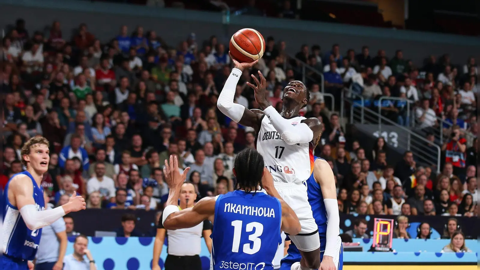 Dennis Schröder will die deutschen Basketballer auch zum EM-Titel führen. (Foto: Matthias Stickel/dpa)