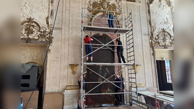 Das über vier Meter hohe Bildnis des Markgrafen Carl Wilhelm Friedrich wird nach oben gehievt, um es an seinem angestammten Platz im Festsaal des Schlosses zu befestigen. (Foto: Lara Hausleitner)