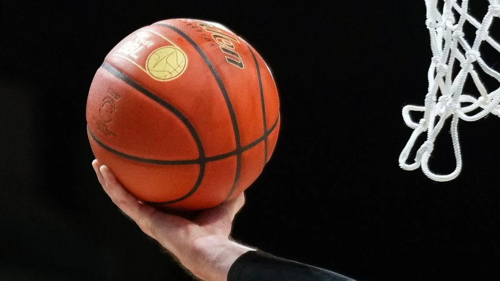 Mit zwei Siegen innerhalb von drei Tagen drehten die Neustädter Basketballer die 3. Playdown-Runde gegen Aschaffenburg. (Foto: Soeren Stache/dpa)