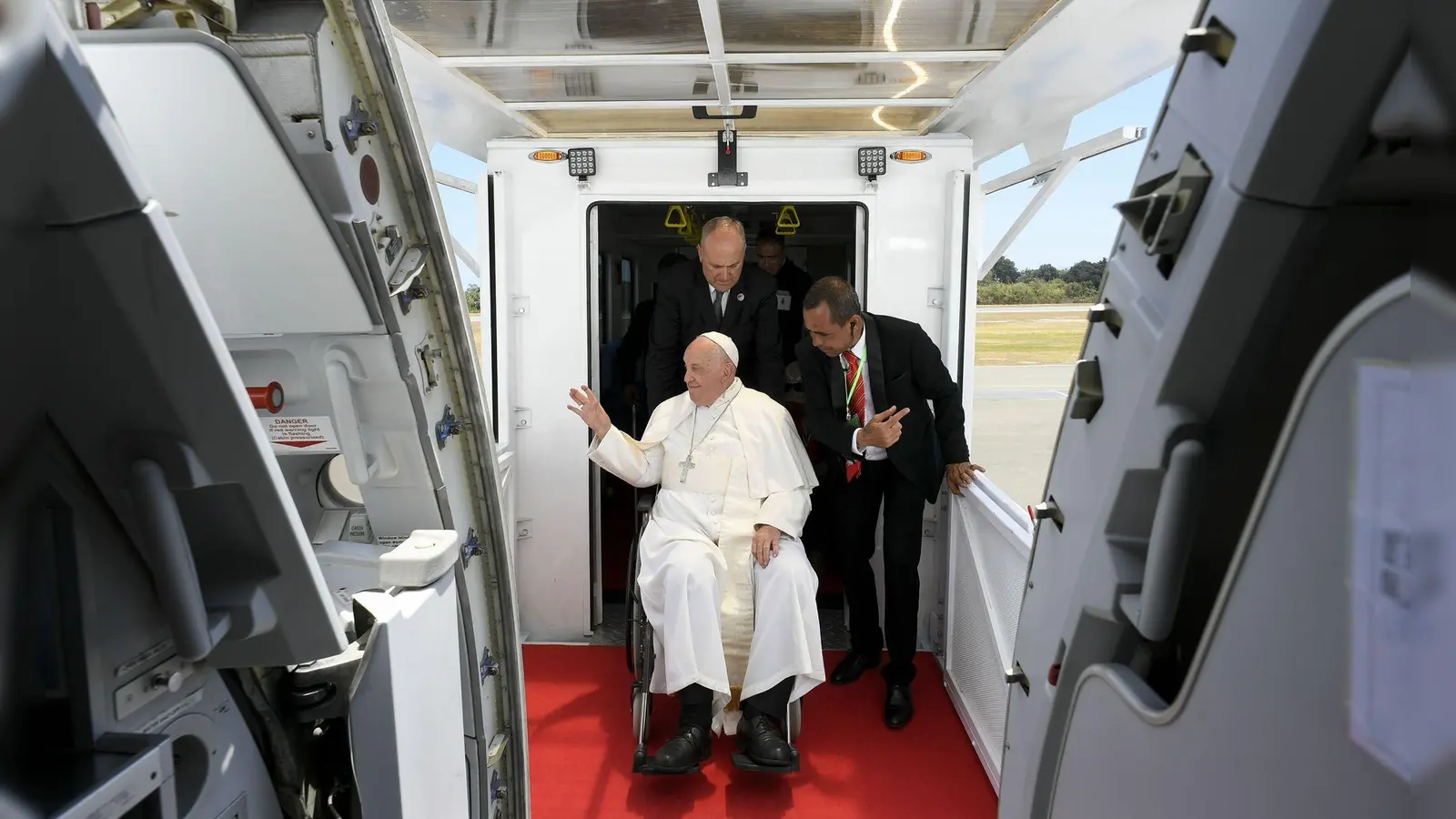 Papst Franziskus beim Einstiegen ins einzige größere Flugzeug von Aero Dili. (Foto: ---/Vatican Media/IPA/ZUMA Press/dpa)