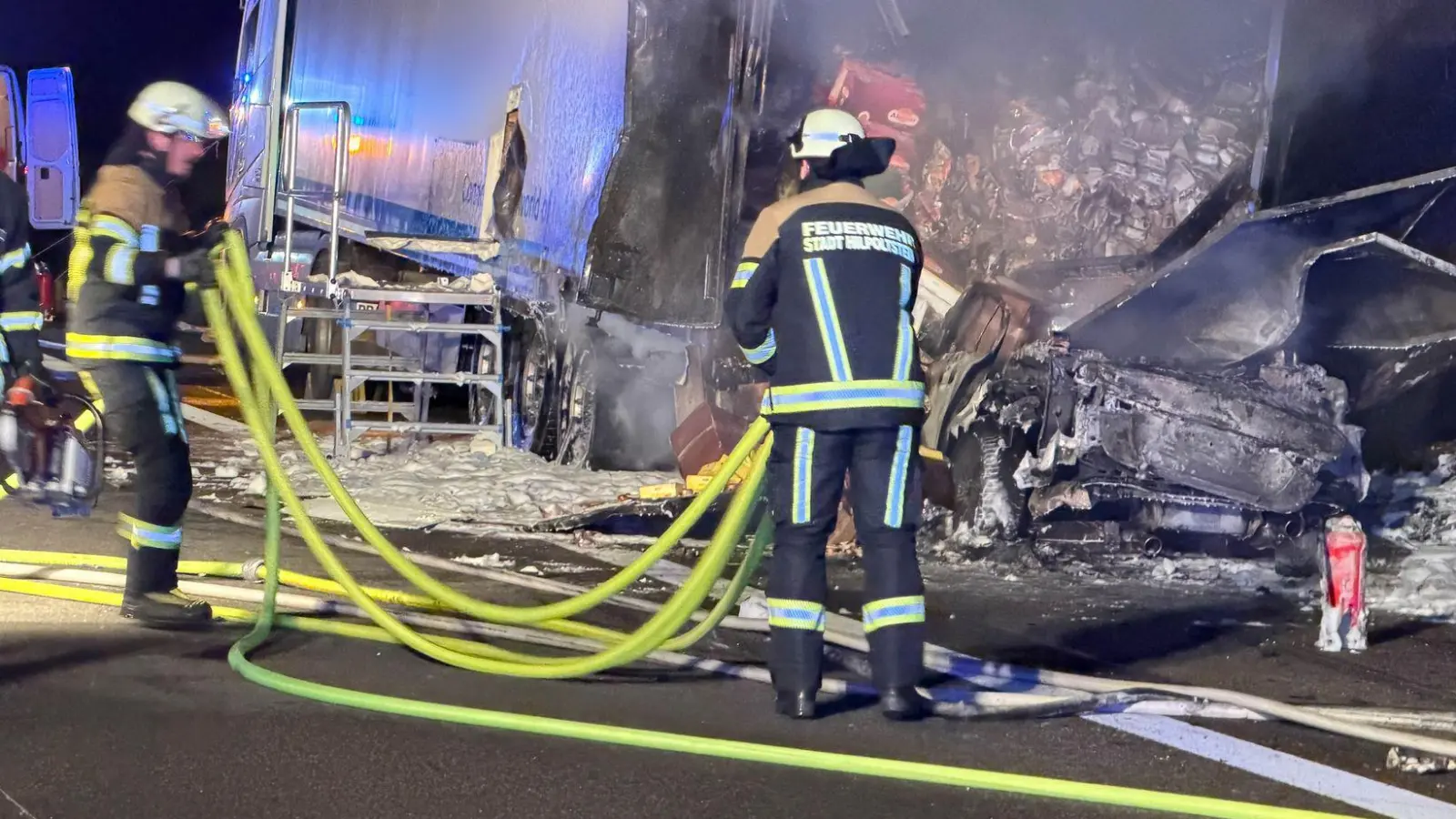 Nach dem Unfall auf der A9 laufen die Ermittlungen zur Ursache und zur Identität des verunglückten Autofahrers. (Foto: Goppelt/Vifogra GmbH/dpa)