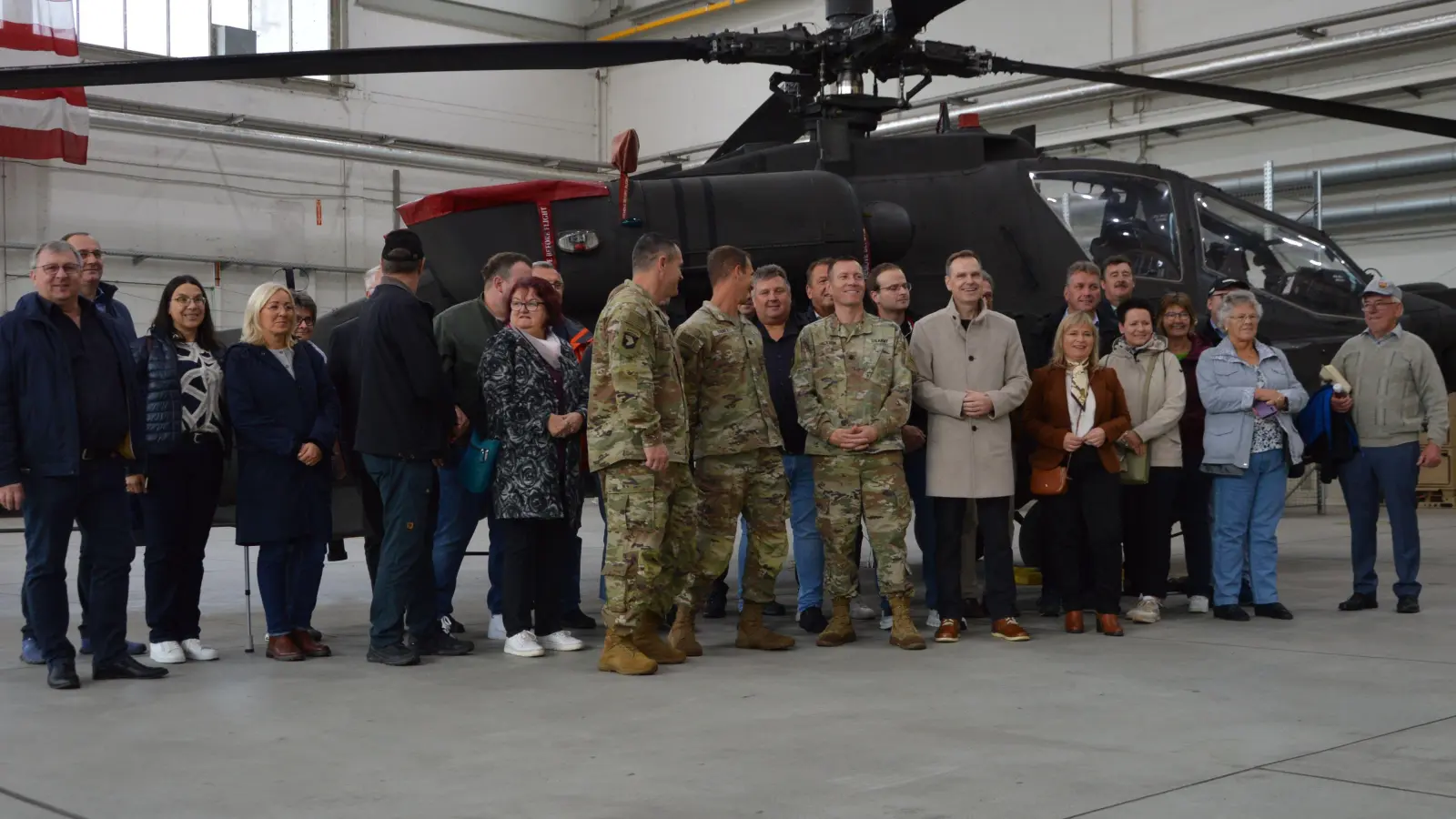 Gruppenfoto mit Hubschrauber in einem der Hangars in den Storck Barracks.  (Foto: Patrick Lauer )