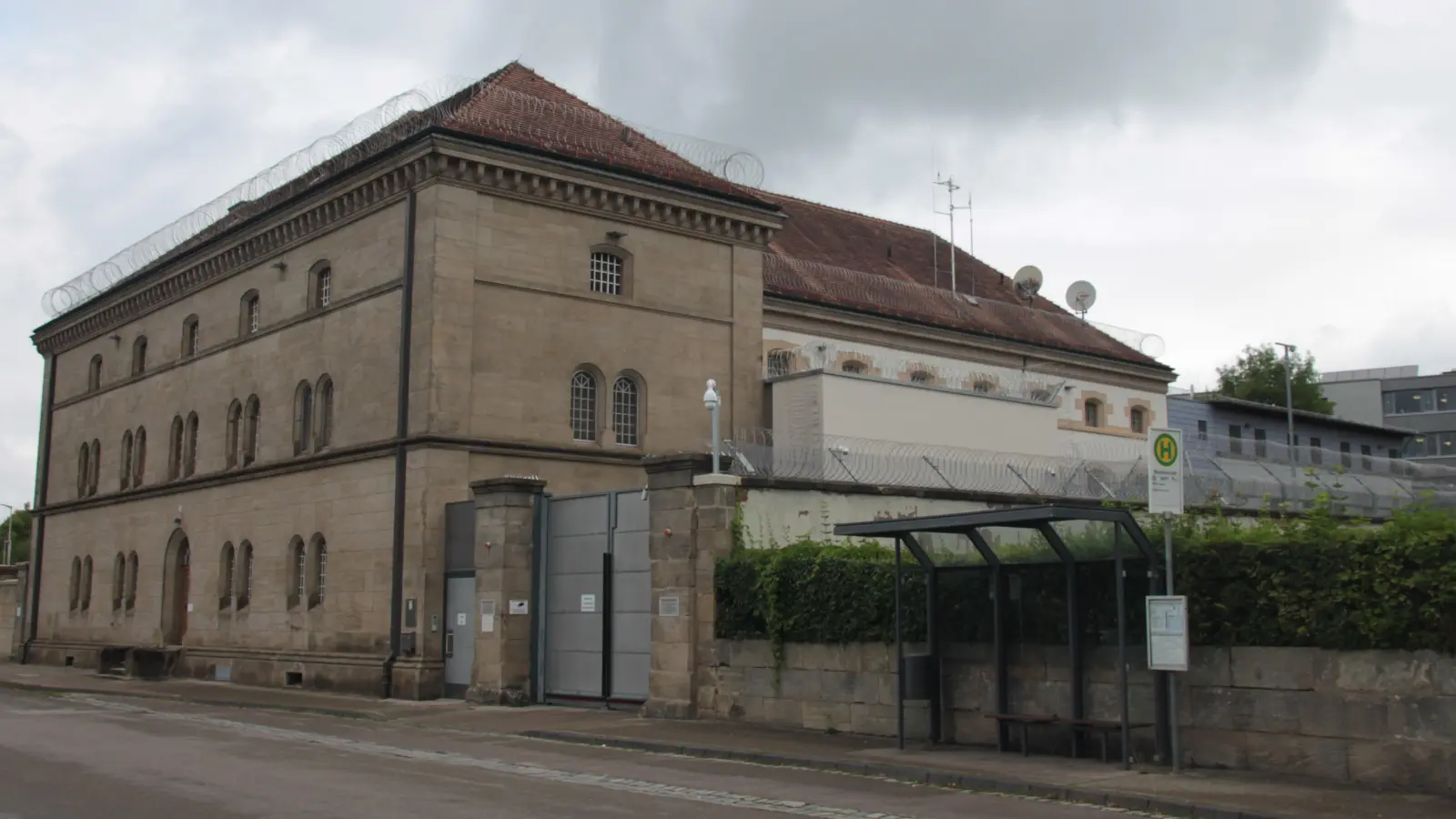 Welche Rolle Gewalt im problematischen Männerbild spiele, wurden mehrfach bei einer Ausstellung in der JVA Ansbach angesprochen.  (Archivbild: Robert Maurer)