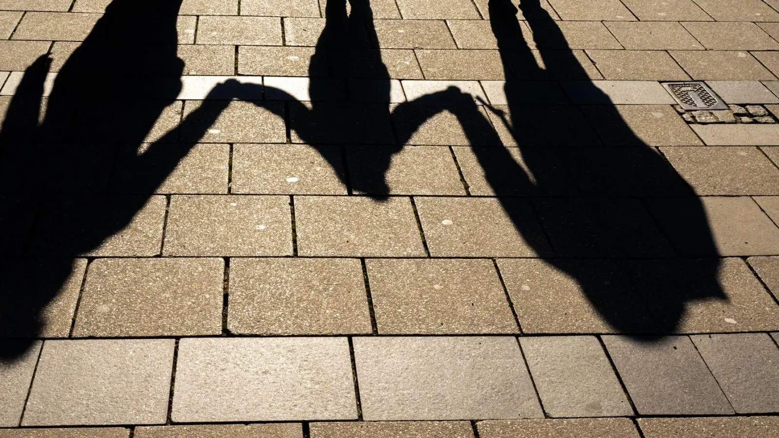 In Familien geht es nicht immer nur harmonisch zu. Steigt bei Eltern ein aggressiver Impuls auf, sollte man die Streitsituation erst mal verlassen und später wieder das Gespräch suchen.  (Foto: Peter Kneffel/dpa/dpa-tmn)