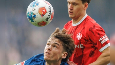 Bielefelds Maximilian Großer im Kopfballduell mit Florian Kleinhansl. (Foto: Friso Gentsch/dpa)