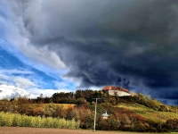 Wolkendramatik über Burg Hoheneck - gesehen in Ipsheim (Foto: Ingrid Kuhr)