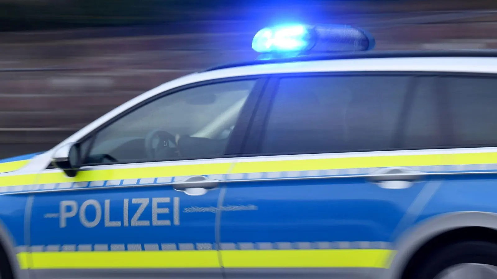 Die Polizei Feuchtwangen verfolgte am Montag ein Auto, bis es in einer Sackgasse landete. Die Fahrzeuginsassen hatten illegale Drogen dabei und Schlagringe. (Symbolbild: Carsten Rehder/dpa/Symbolbild)