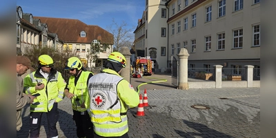 Der Brand in der Mittelschule von Neustadt rief zahlreiche Einsatzkräfte auf den Plan. (Foto: Rainer Weiskirchen)