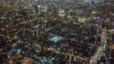 Tokio scheint am Horizont einfach nicht zu enden: Besonders nachts beeindruckt die Aussicht auf die Metropole vom Skytree-Fernsehturm. (Foto: Philipp Laage/dpa-tmn)