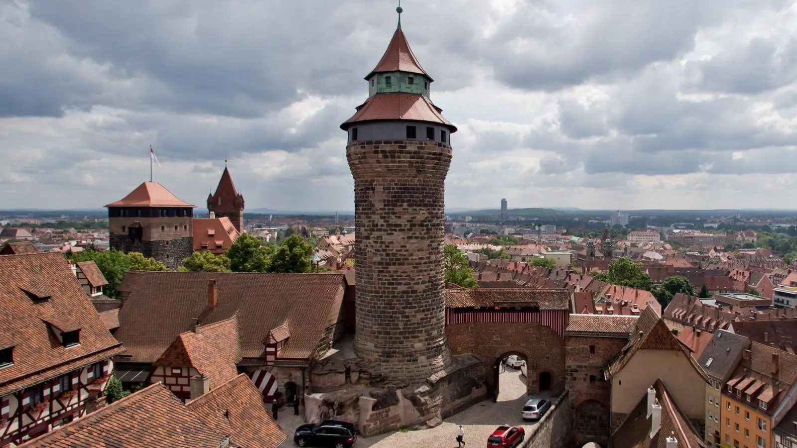 Auch dieses Jahr wird auf der Nürnberger Kaiserburg gebrütet. (Archivbild) (Foto: Daniel Karmann/dpa)