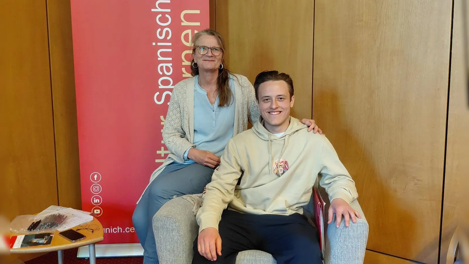 Viktor Bosco mit seiner Spanisch-Lehrerin Birgit Heidecker nach dem erfolgreichen Wettbewerb in München. (Foto: privat)
