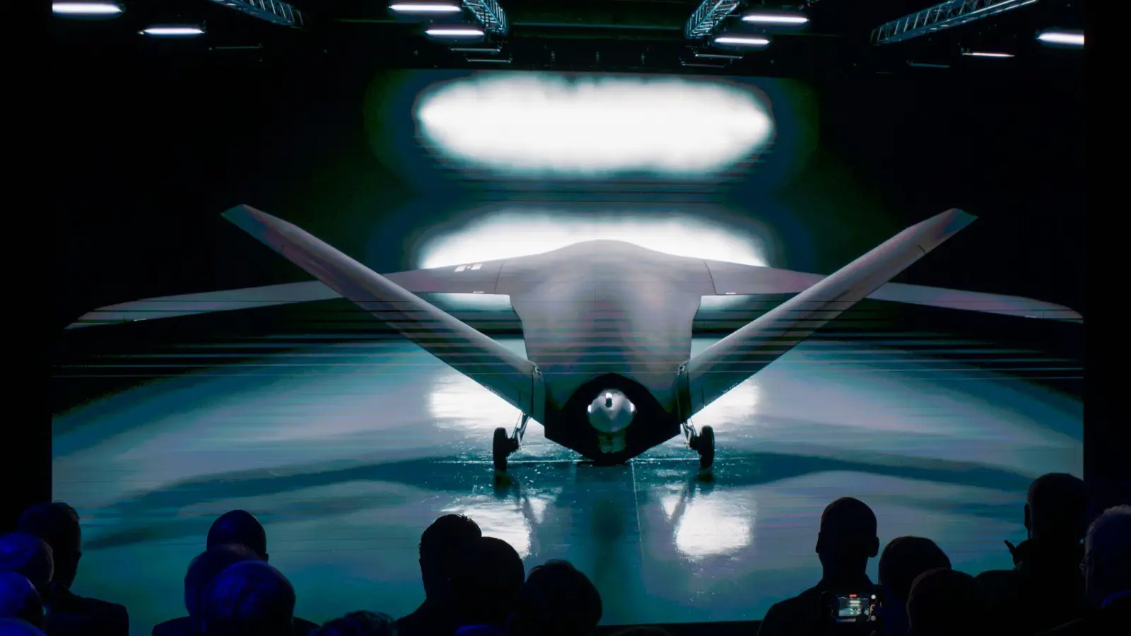 Der Drohnenhersteller Helsing will sich vergrößern und bereitet den Bau eines neuen Werks vor. Unter anderem will das Unternehmen innerhalb von vier Jahren ein KI-gesteuertes unbemanntes Kampfflugzeug entwickeln. (Archiv) (Foto: Peter Kneffel/dpa)