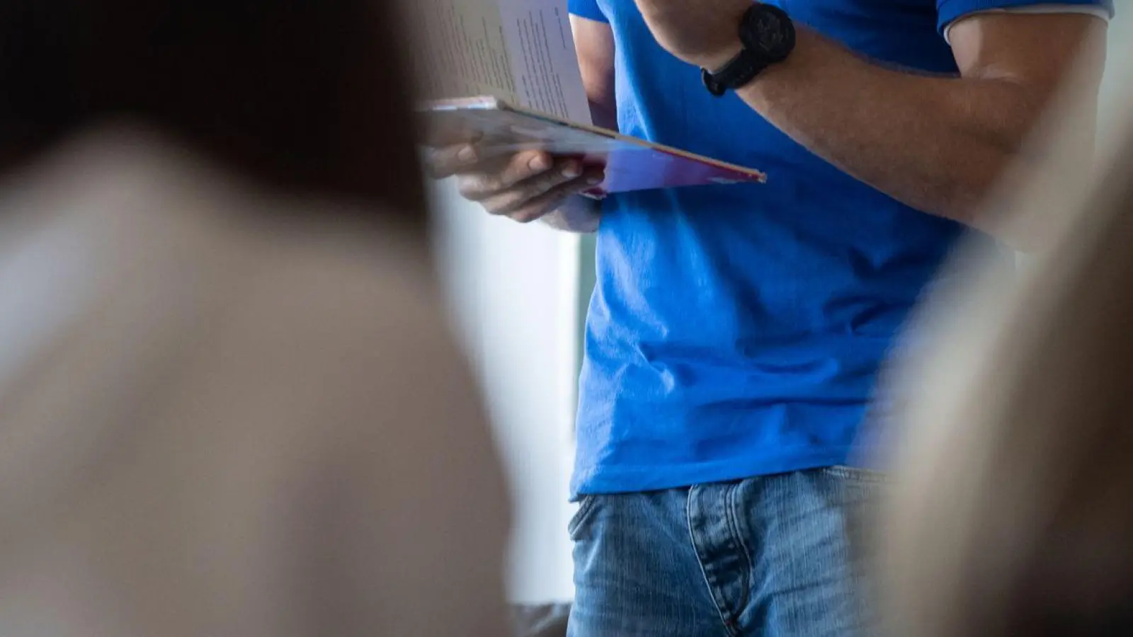 Ein Lehrer unterrichtet in einem Klassenzimmer. (Foto: Marijan Murat/dpa/Symbolbild)