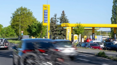 Die Spritpreise nähern sich dem Vorkriegsniveau an – allerdings in Westmittelfranken nicht überall. (Symbolbild: Pia Bayer/dpa)