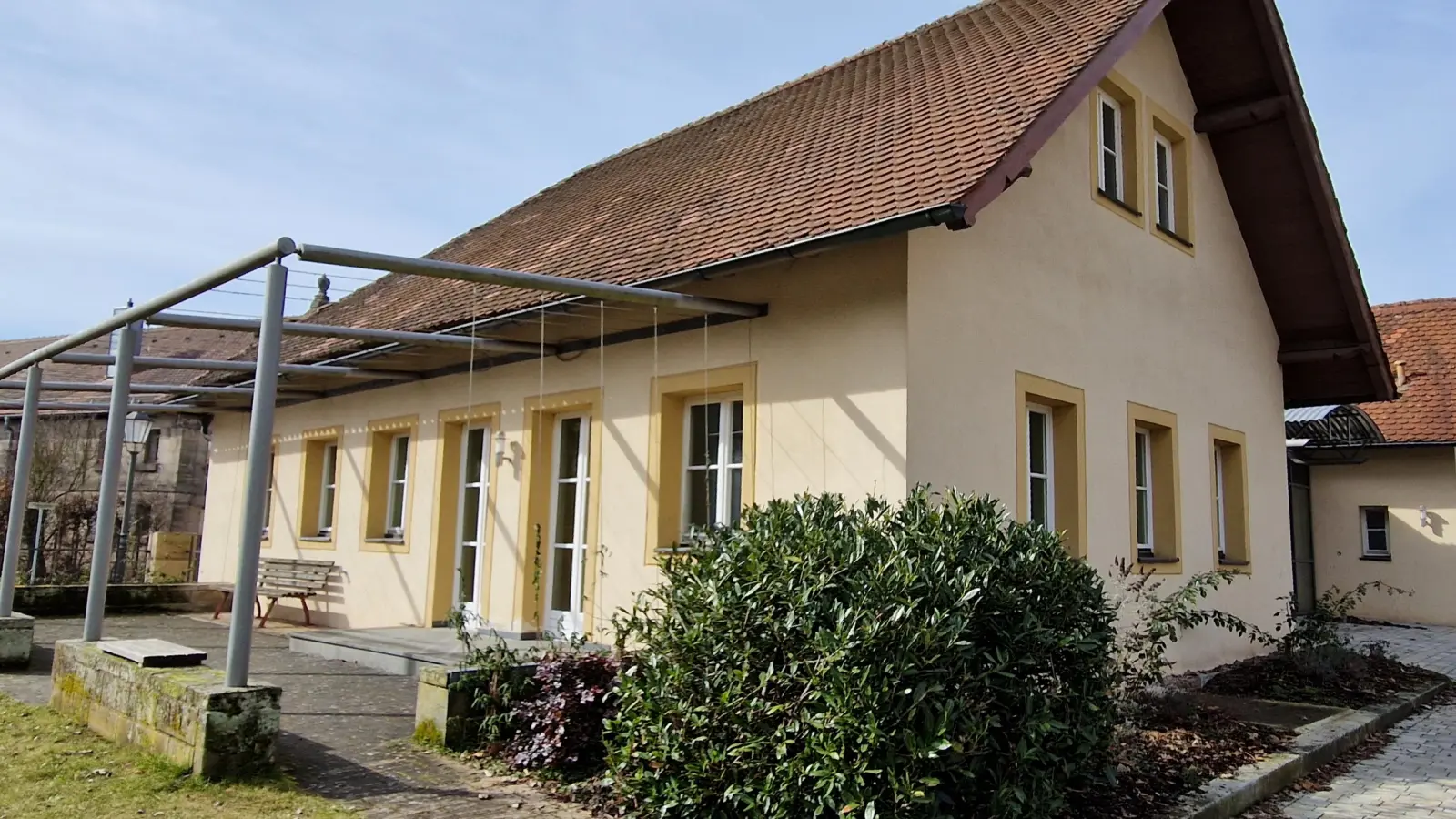 Das kommunale Jugendzentrum beim Rosengarten bietet großzügige Räumlichkeiten. Die wollen Verantwortliche und Nutzer nicht aufgeben. (Foto: Andrea Walke)