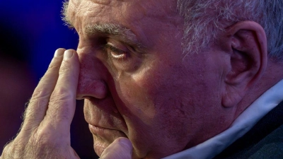 Bayern Münchens Ehrenpräsident Uli Hoeneß kritisiert die Leistung des Schiedsrichters scharf. (Archivbild) (Foto: Peter Kneffel/dpa)